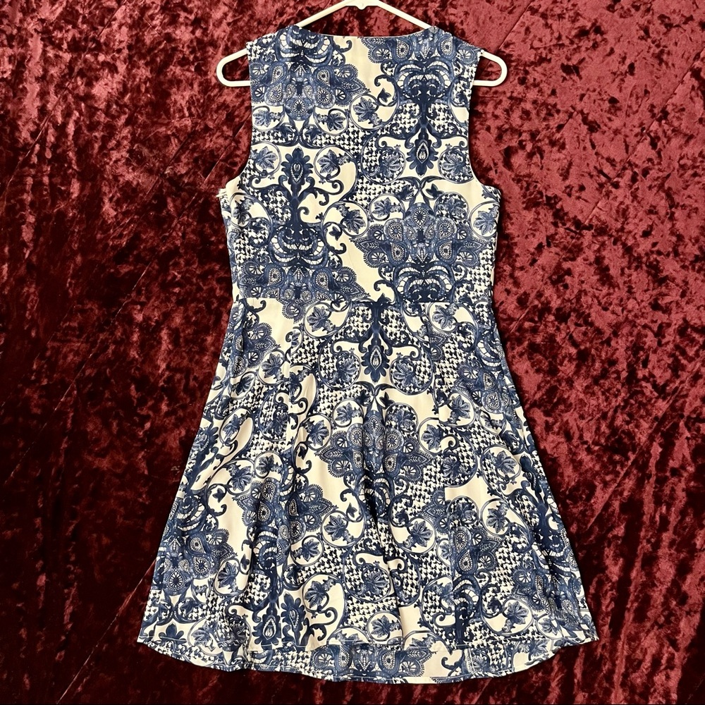 💙 Gorgeous delft blue patterned dress!